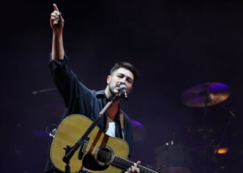 Ο Μάρκους Μάμφορντ «ενθουσιασμένος» που τραγούδι του χρησιμοποιείται σε βίντεο κατά της ICE