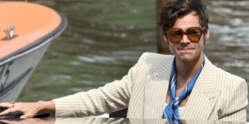 Ο Χάρι Στάιλς σε ρόλο παρουσιαστή και ερμηνευτή στο «Saturday Night Live»