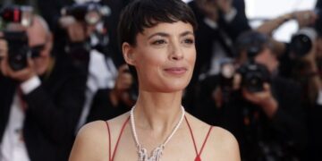 Η Μπερενίς Μπεγιό μεταξύ 4.000 Γάλλων ηθοποιών που καταγγέλλουν «οργανωμένη λεηλασία» από την ΤΝ