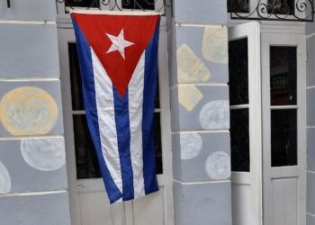 Ο ΥΠΕΞ των ΗΠΑ απαιτεί η Κούβα να «αλλάξει δραματικά», καθώς η νήσος ασφυκτιά