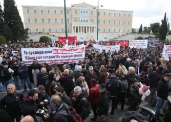 Σε εξέλιξη συλλαλητήρια για τα τρία χρόνια από το σιδηροδρομικό δυστύχημα στα Τέμπη
