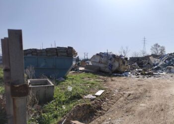 Θεσσαλονίκη: Πετούσαν μπάζα και απόβλητα σε οικόπεδο (ΦΩΤΟ)