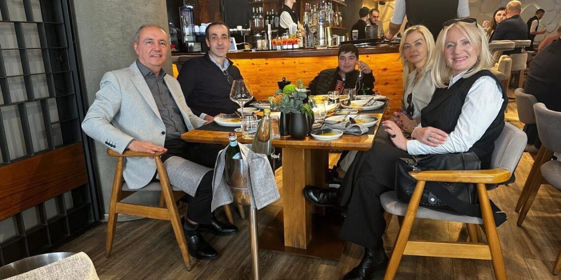 Το τραπέζι του Θόδωρου Καράογλου με τον Γρηγόρη Δημητριάδη