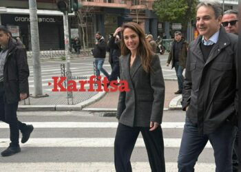 Κ. Μητσοτάκης και Δ. Μιχαηλίδου σε βόλτα στη Θεσσαλονίκη – Selfies με τους πολίτες (ΦΩΤΟ)