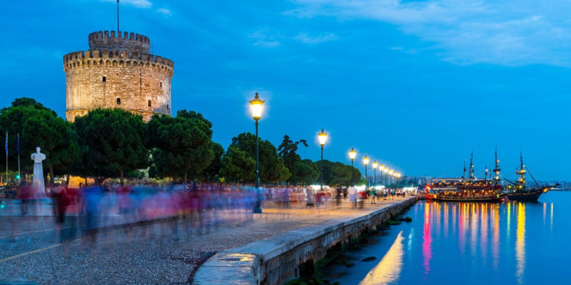 Οι (Κ)υρίες που επιμένουν να φωτίζουν την πόλη αθόρυβα