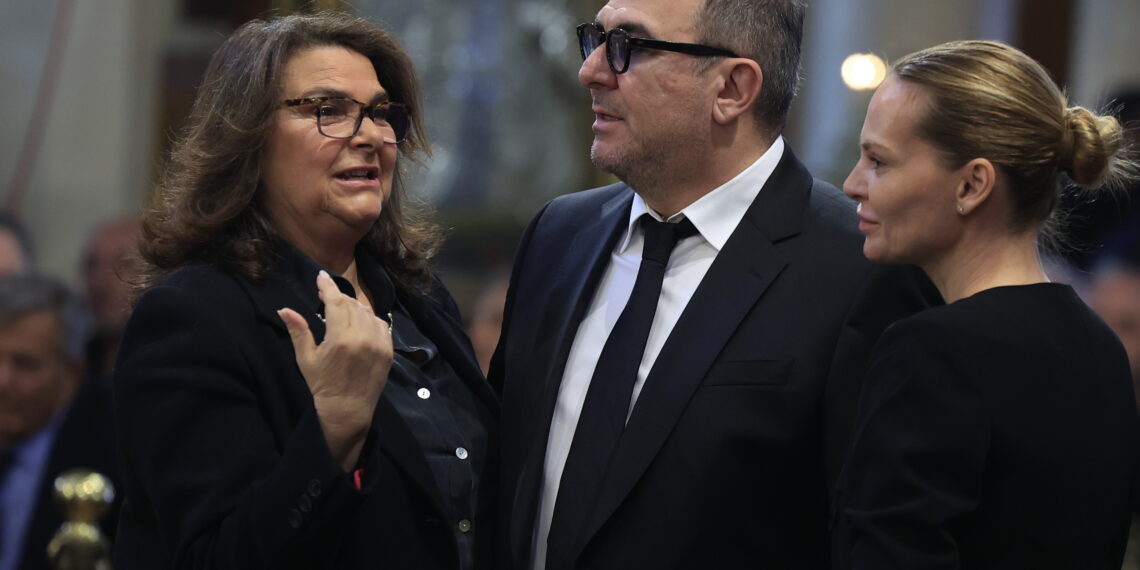 Ποιοι διάσημοι είπαν το τελευταίο «αντίο» στη Μαρινέλλα στη Μητρόπολη (photo)