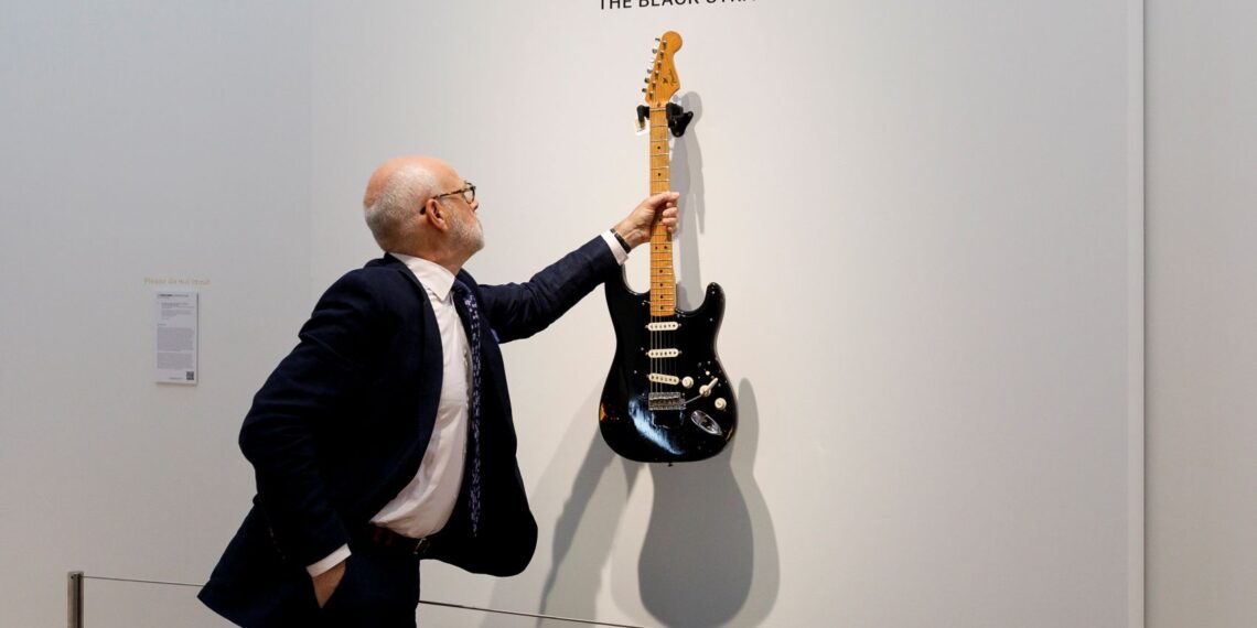 Η «Black Strat» του Ντέιβιντ Γκίλμορ έγινε η πιο ακριβή κιθάρα που πωλήθηκε σε δημοπρασία