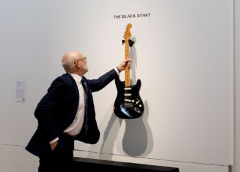 Η «Black Strat» του Ντέιβιντ Γκίλμορ έγινε η πιο ακριβή κιθάρα που πωλήθηκε σε δημοπρασία