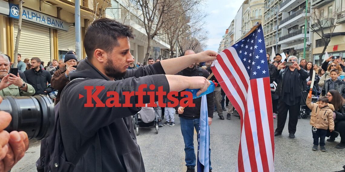 Έκαψαν τις σημαίες ΗΠΑ και ΝΑΤΟ στο αντιπολεμικό συλλαλητήριο στη Θεσσαλονίκη (ΦΩΤΟ+Video)