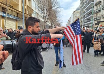 Έκαψαν τις σημαίες ΗΠΑ και ΝΑΤΟ στο αντιπολεμικό συλλαλητήριο στη Θεσσαλονίκη (ΦΩΤΟ+Video)