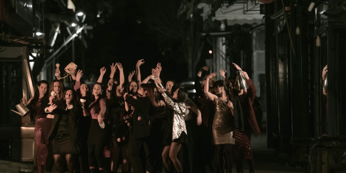 «Ιστορία μου»: Το Nefes Project μετατρέπει το λαϊκό τραγούδι σε μια πολυφωνική σκηνική εμπειρία στο Θέατρο Αμαλία