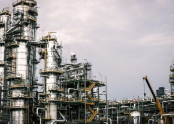 Κλείνει το μεγαλύτερο διυλιστήριο πετρελαίου της Μέσης Ανατολής – Χτυπήθηκε από drone