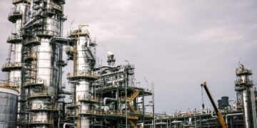 Κλείνει το μεγαλύτερο διυλιστήριο πετρελαίου της Μέσης Ανατολής – Χτυπήθηκε από drone