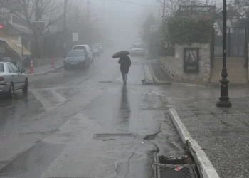 Χειμωνιάτικος ο καιρός με θυελλώδεις βοριάδες, βροχές και αφρικανική σκόνη (Video)