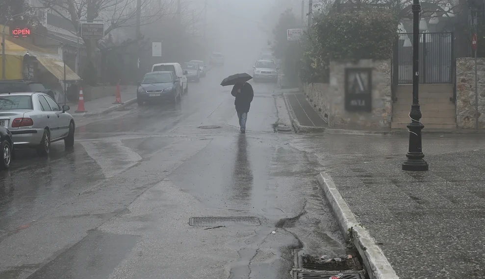 Χειμωνιάτικος ο καιρός με θυελλώδεις βοριάδες, βροχές και αφρικανική σκόνη (Video)