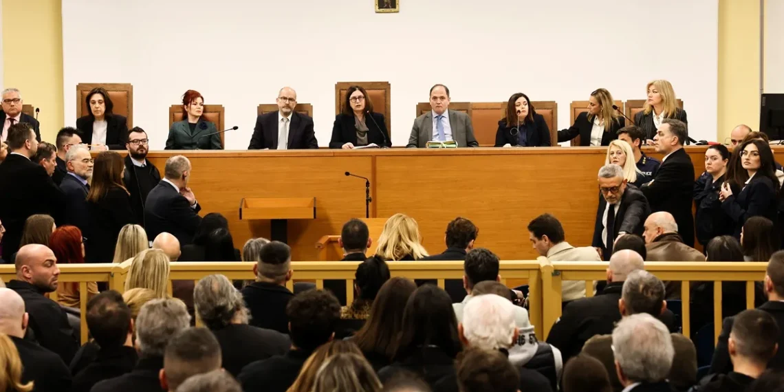 Πολεμικό κλίμα στην αίθουσα: Χάος και διακοπές στην πρώτη μέρα της δίκης για τα Τέμπη (video)