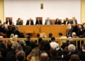 Πολεμικό κλίμα στην αίθουσα: Χάος και διακοπές στην πρώτη μέρα της δίκης για τα Τέμπη (video)