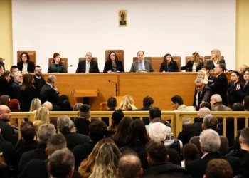 Πολεμικό κλίμα στην αίθουσα: Χάος και διακοπές στην πρώτη μέρα της δίκης για τα Τέμπη (video)