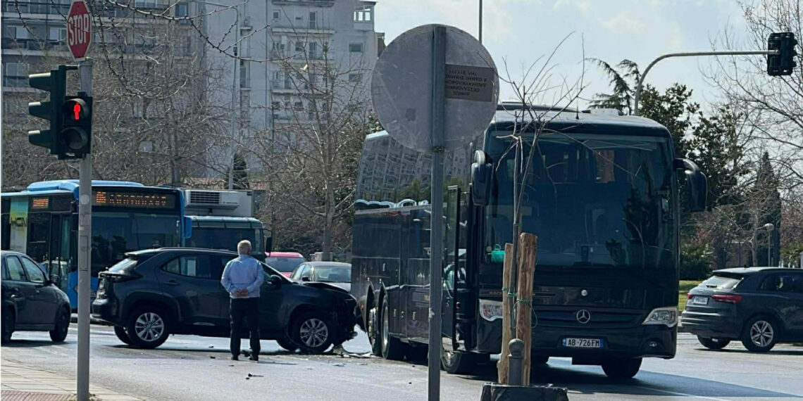 Τροχαίο μπροστά στο δημαρχείο Θεσσαλονίκης