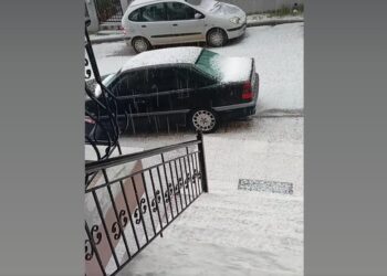 «Άσπρισε» ο Πολύγυρος από το χαλάζι (video)