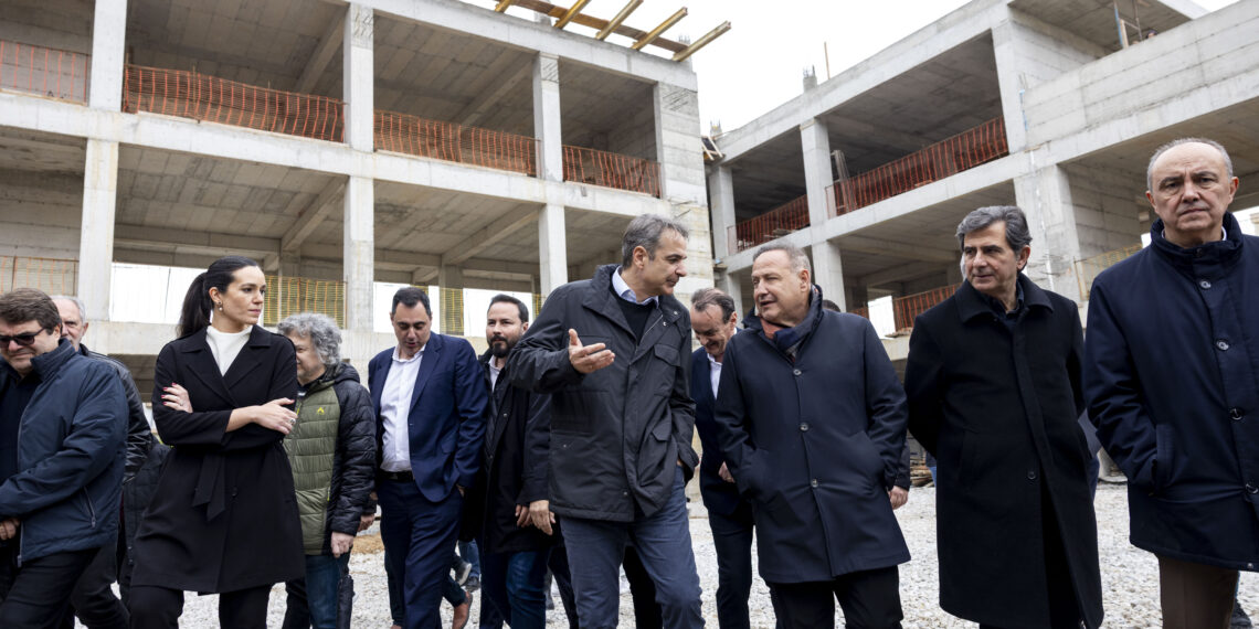 Ο πρωθυπουργός και το babysitting της γαλάζιας πολυκατοικίας