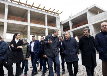 Ο πρωθυπουργός και το babysitting της γαλάζιας πολυκατοικίας