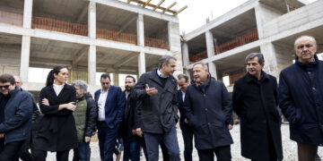 Ο πρωθυπουργός και το babysitting της γαλάζιας πολυκατοικίας