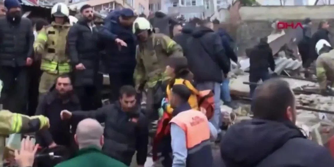 Κατέρρευσαν δύο κτίρια στην Κωνσταντινούπολη– Αναφορές για τραυματίες (video)