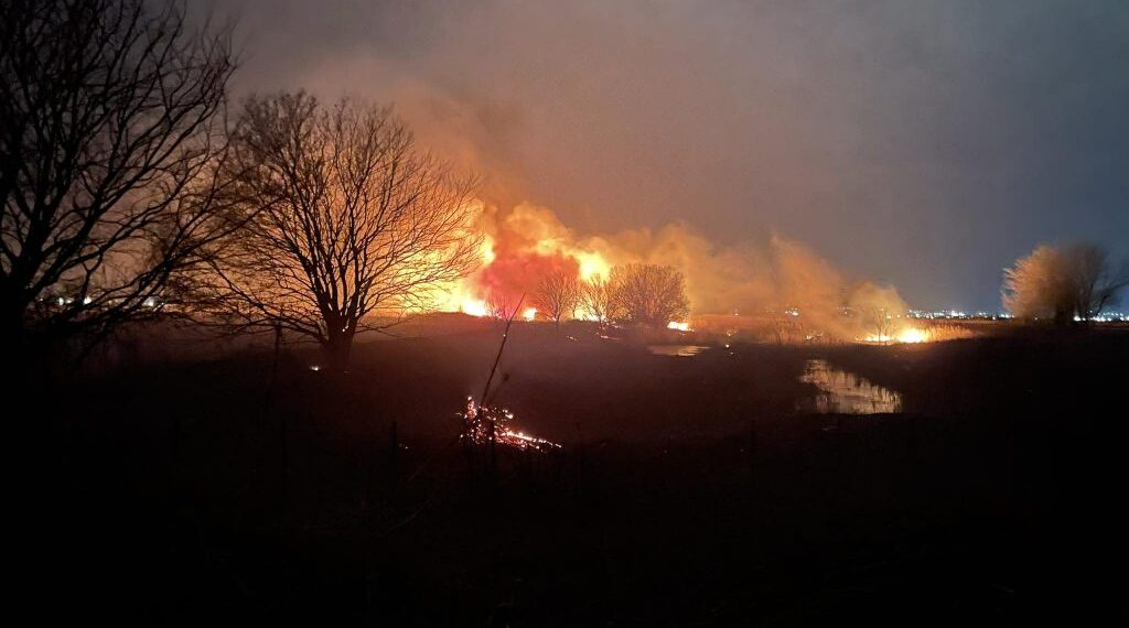 Θεσσαλονίκη: Διακοπή κυκλοφορίας στην ΠΑΘΕ λόγω φωτιάς σε ξερά χόρτα