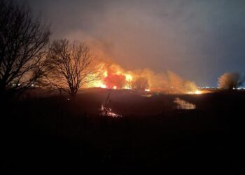 Θεσσαλονίκη: Διακοπή κυκλοφορίας στην ΠΑΘΕ λόγω φωτιάς σε ξερά χόρτα