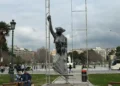Σοκ στη Θεσσαλονίκη: Μοναχός βανδάλισε το γλυπτό «Γυναίκα στο λεωφορείο»