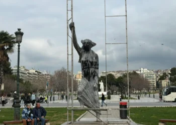 Σοκ στη Θεσσαλονίκη: Μοναχός βανδάλισε το γλυπτό «Γυναίκα στο λεωφορείο»