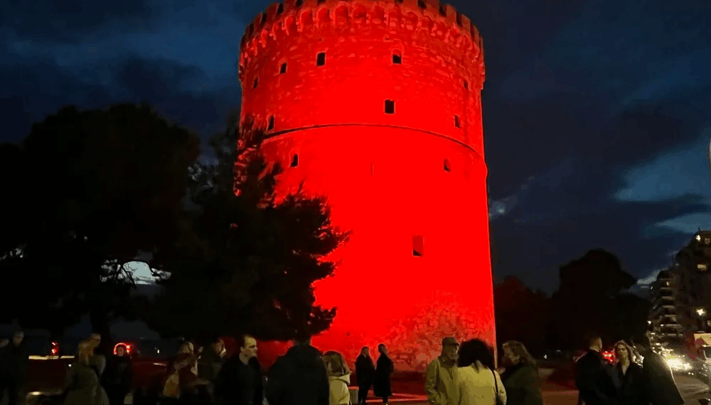 Θεσσαλονίκη: Ο Λευκός Πύργος «ντύθηκε» στα κόκκινα για το πολλαπλούν μυέλωμα