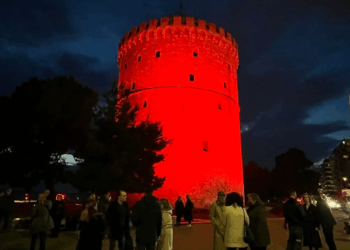 Θεσσαλονίκη: Ο Λευκός Πύργος «ντύθηκε» στα κόκκινα για το πολλαπλούν μυέλωμα