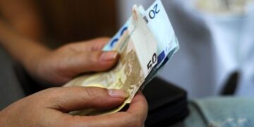 Tι αλλάζει με την αύξηση του κατώτατου μισθού στα 920 ευρώ