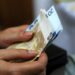 Tι αλλάζει με την αύξηση του κατώτατου μισθού στα 920 ευρώ