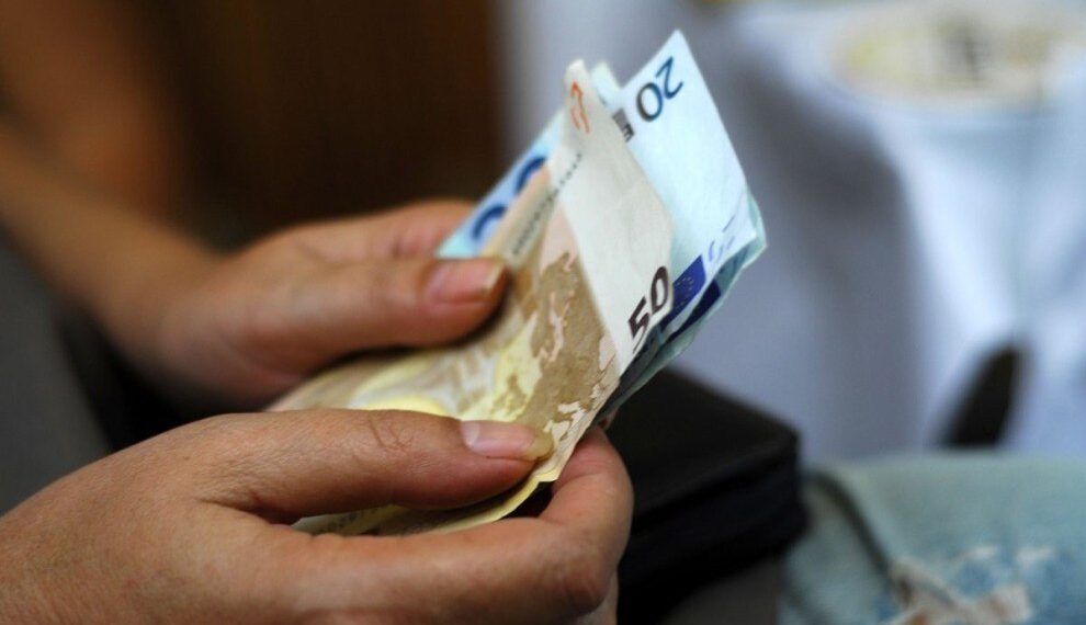 Tι αλλάζει με την αύξηση του κατώτατου μισθού στα 920 ευρώ