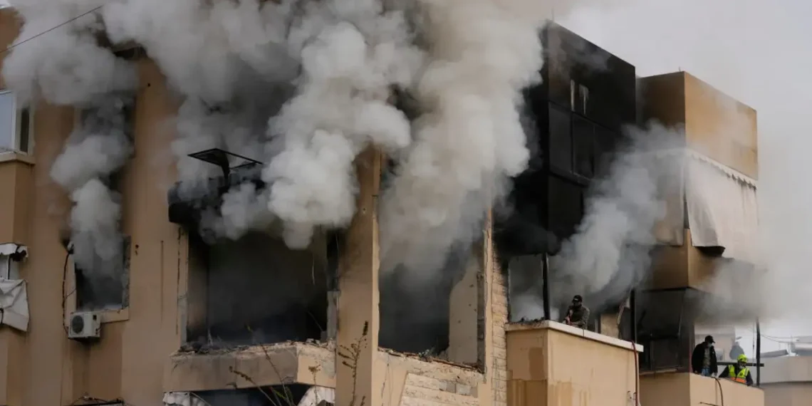 Το Ισραήλ χτυπάει το Ιράν – Απαντούν με σφυροκόπημα Τεχεράνη και Χεζμπολάχ