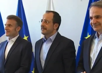 Στην Κύπρο ο Κ. Μητσοτάκης – Σε εξέλιξη η συνάντηση με Εμ. Μακρόν και Ν. Χριστοδουλίδη (video)