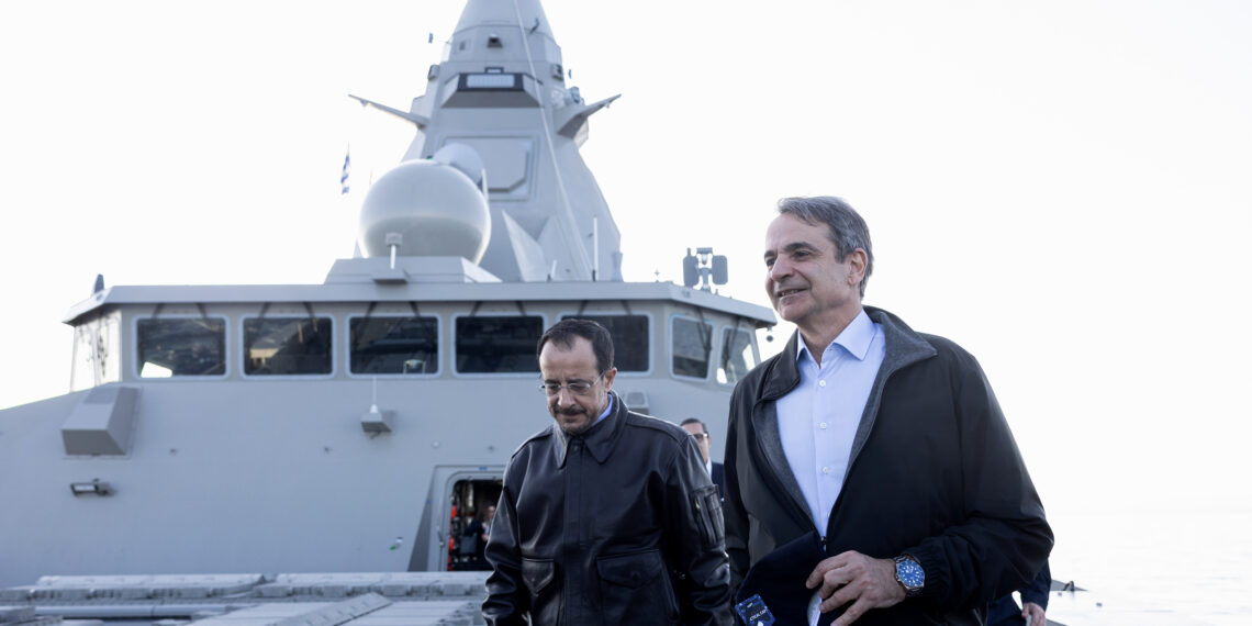 Στη φρεγάτα «Κίμων» Χριστοδουλίδης-Μητσοτάκης: «Γράφετε ιστορία» (photo)