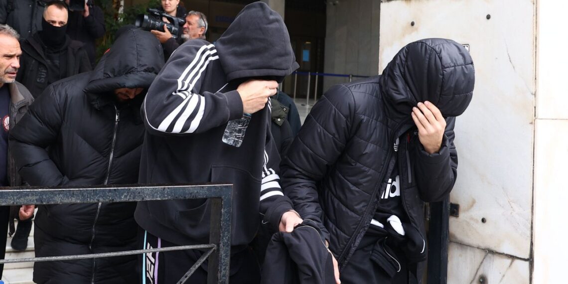 Απάτες εκατομμυρίων ευρώ σε βάρος του ΕΦΚΑ: Κακουργηματική δίωξη στους 22 συλληφθέντες