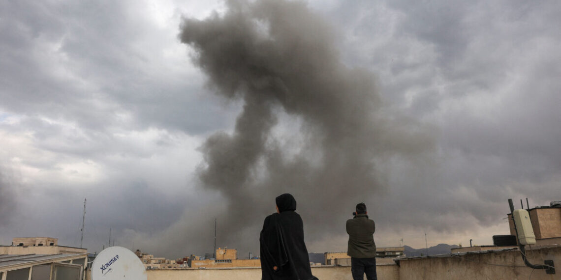 Ισχυρές εκρήξεις στη δυτική Τεχεράνη – Η έδρα των υπηρεσιών έκτακτης ανάγκης στην πρωτεύουσα έγινε στόχος αεροπορικών επιδρομών