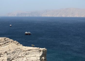 Στενά Ορμούζ: Κλιμάκωση απειλών και πάγωμα ναυτιλιακής κίνησης