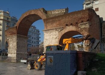 Γκρεμίστηκε το «τείχος της μουντζούρας», δίπλα από την Καμάρα