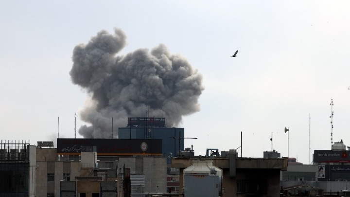 Iσχυρές εκρήξεις στην Τεχεράνη – O Iσραηλινός στρατός έχει αναπτυχθεί σε «πολλά σημεία»