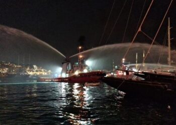 Φωτιά σε σκάφη στη χερσαία ζώνη του λιμένα Σύρου