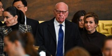 Ο Χιου Τζάκμαν τραγούδησε στα 95α γενέθλια του Ρούπερτ Μέρντοχ