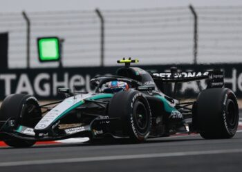 Ο Κίμι Αντονέλι θριάμβευσε στην Σανγκάη