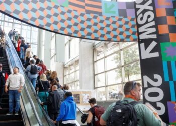 Ο παραγωγός Ντέιβιντ ΜακΚόρτ πήρε συνέντευξη από 1.000 ανθρώπους για το αμερικανικό όνειρο