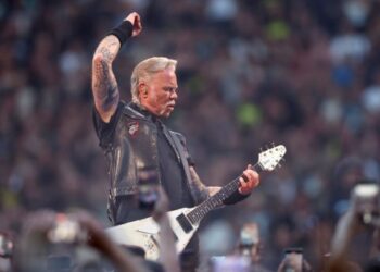 Ο Τζέιμς Χέτφιλντ έκανε πρόταση γάμου κάτω από το νερό στη σύντροφό του